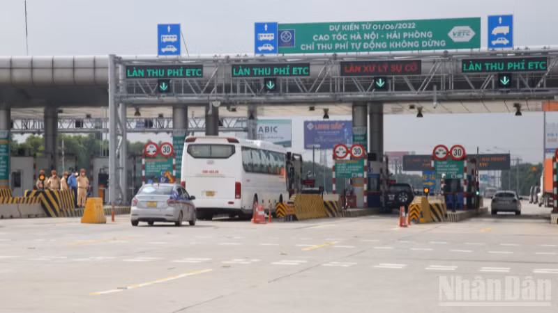 Trạm thu phí không dừng trên cao tốc Hà Nội-Hải Phòng.
