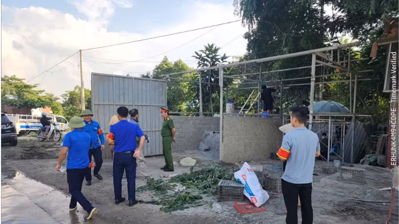 Cán bộ Văn phòng Quản lý đường bộ I và Công ty Cổ phần 236 tham gia tháo dỡ các công trình, vật dụng vi phạm trong phạm vi hành lang an toàn giao thông. 