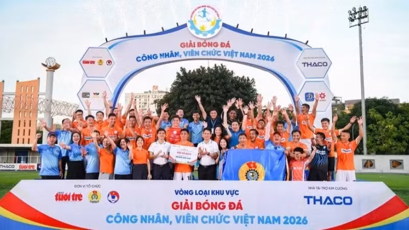 Đội Công đoàn Ngân hàng Việt Nam nhận thưởng vô địch Giải bóng đá công nhân, viên chức Việt Nam 2026.