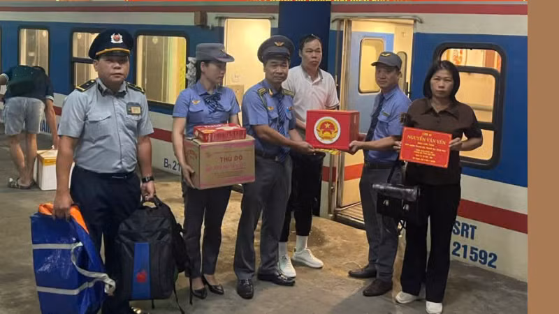 Hài cốt và người thân gia đình liệt sĩ Nguyễn Văn Yên cùng tổ tàu SE4 tại ga Hà Nội. (Ảnh: Đường sắt Việt Nam)