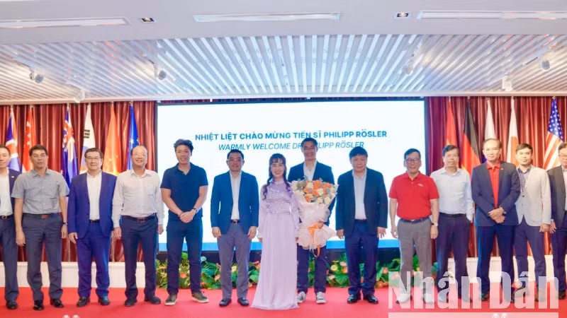  Hội đồng quản trị, Ban Điều hành Vietjet chào mừng Tiến sĩ Philipp Rösler.