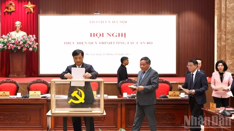 Các đại biểu thực hiện quy trình công tác cán bộ.
