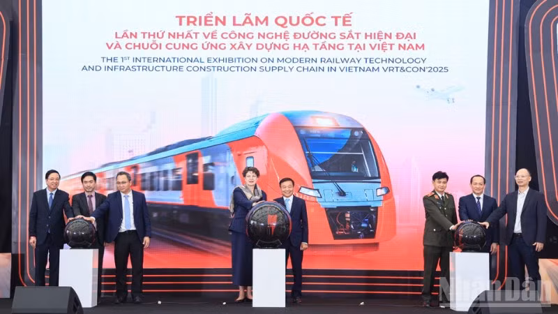 Các đại biểu thực hiện nghi thức khai mạc Triển lãm VRT&CONS 2025.