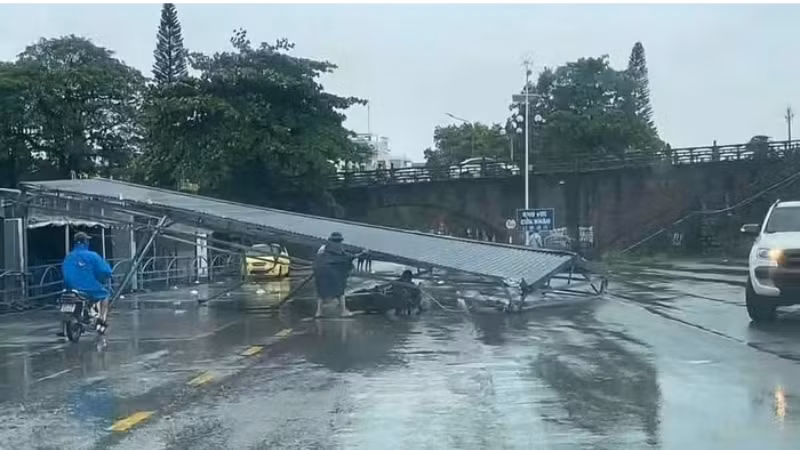 Bão số 1 gây gãy đổ hàng trăm cây xanh, hư hại một số công trình giao thông tại Quảng Ninh. Ngành đường bộ đang huy động tối đa lực lượng, phương tiện, khẩn trương giải tỏa hiện trường, bảo đảm giao thông thông suốt và an toàn. (Ảnh: TTXVN)