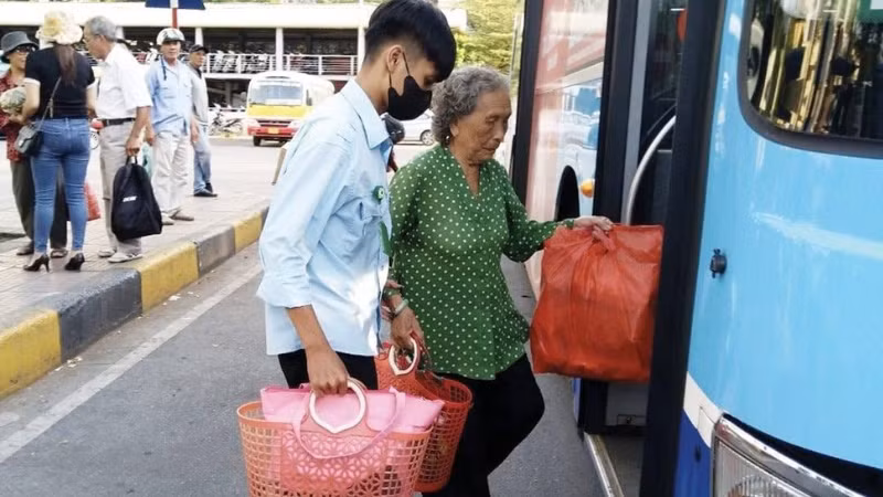 Việc bổ sung thẻ vật lý gắn chip nhằm đáp ứng nhu cầu đi lại của người dân, gia tăng tiện ích sử dụng, nhất là với người cao tuổi. (Ảnh minh họa)