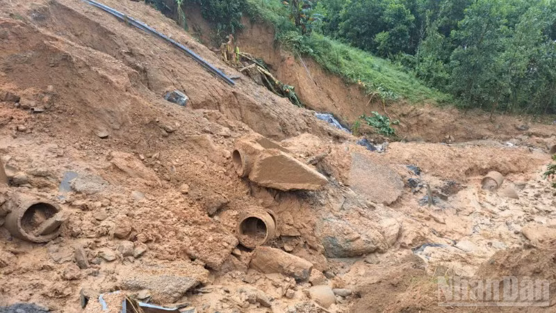 Sạt lở ta-luy âm trên đường Trường Sơn nhánh đông, vị trí km80+530.