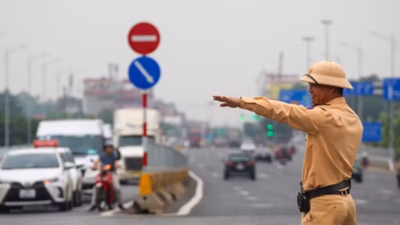 Cảnh sát giao thông tăng cường kiểm soát, phân luồng cao tốc, hạn chế ùn tắc. (Ảnh: Công an Hà Nội cung cấp) 