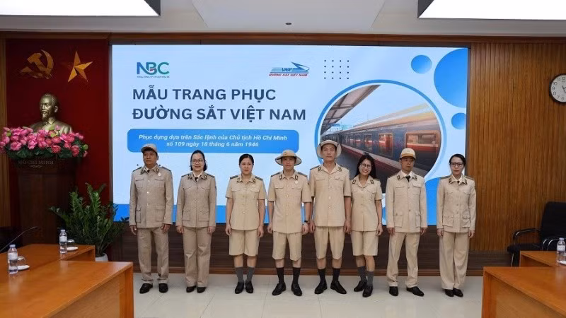 Trang phục nhân viên Hỏa xa theo Sắc lệnh 109 năm 1946 được Tổng Công ty Đường sắt Việt Nam phục dựng.