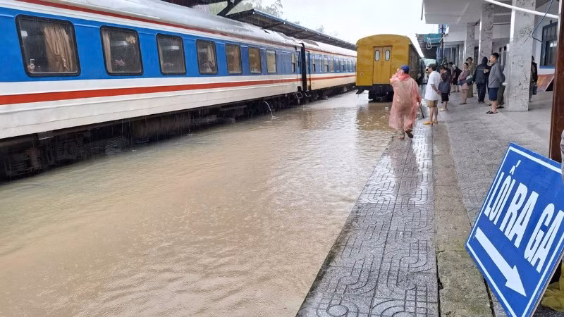 Ga Diêu Trì (tỉnh Gia Lai) tạm ngừng vận tải đường sắt do mưa lũ lớn.