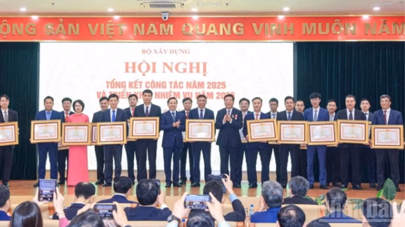 Phó Thủ tướng Trần Hồng Hà và Bộ trưởng Trần Hồng Minh trao Bằng khen của Thủ tướng Chính phủ tặng các tập thể, cá nhân tại hội nghị Tổng kết công tác năm 2025 và triển khai nhiệm vụ năm 2026 của Bộ Xây dựng.