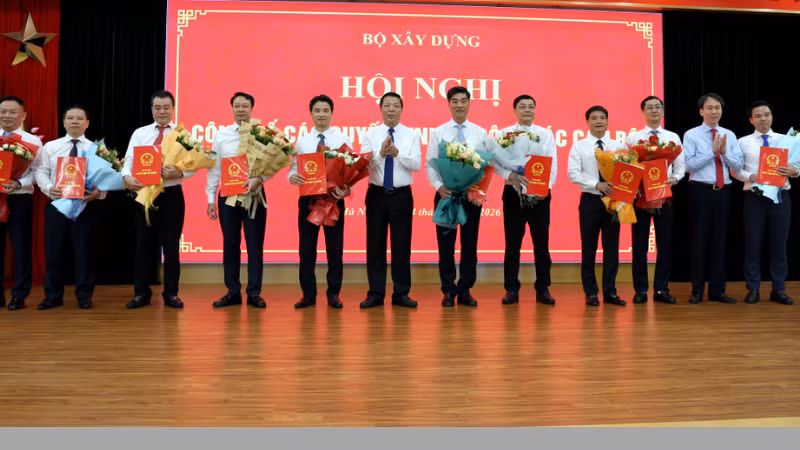 Bộ trưởng Trần Hồng Minh trao Quyết định và tặng hoa chúc mừng các cán bộ mới được bổ nhiệm. (Ảnh: Cổng thông tin bộ Xây dựng)