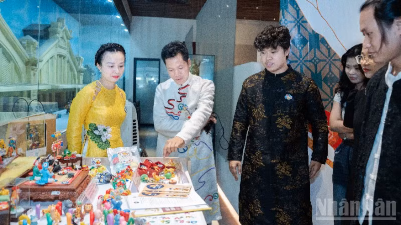 Các thành viên nhóm Tòhe+ giành giải Bạc mùa thi 2025 với ước mơ đưa di sản Tò he của Việt Nam ra thế giới.