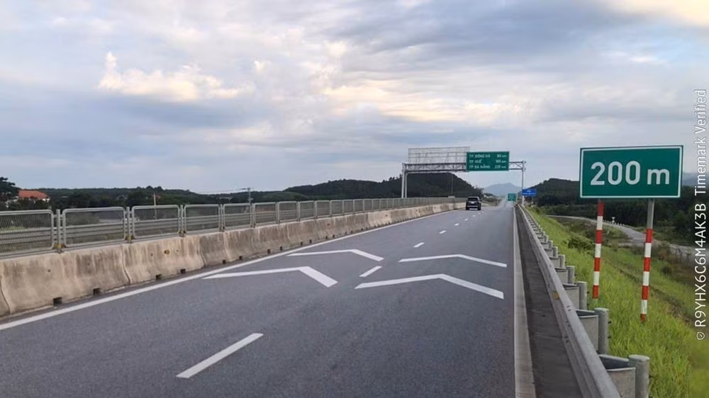 Tại cả 4 vị trí, hệ thống báo hiệu trên tuyến cao tốc bắc-nam phía đông, đoạn từ phía nam hầm Trường Vinh đến Cam Lộ đã được bố trí đầy đủ biển báo khoảng cách xe tại các cự ly 0m, 50m, 100m, 150m và 200m. (Ảnh: Cục Đường bộ Việt Nam)