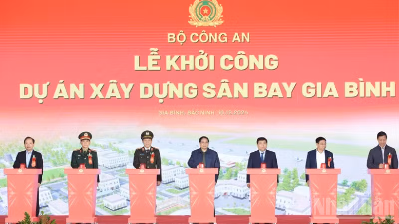 Thủ tướng Phạm Minh Chính và các đồng chí lãnh đạo thực hiện nghi thức khởi công Dự án xây dựng Sân bay Gia Bình ngày 10/12/2024. (Ảnh: Báo Nhân Dân) 