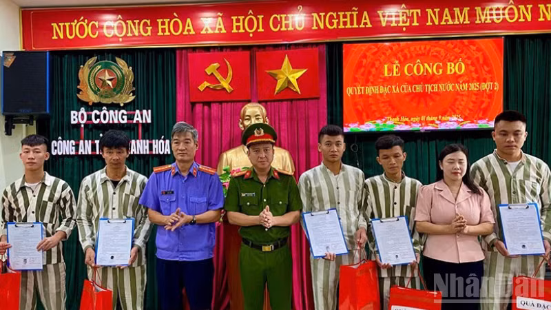 Đại diện Viện Kiểm sát, Công an, Mặt trận Tổ quốc tỉnh Thanh Hóa trao quyết định đặc xá, quà cho các cá nhân.