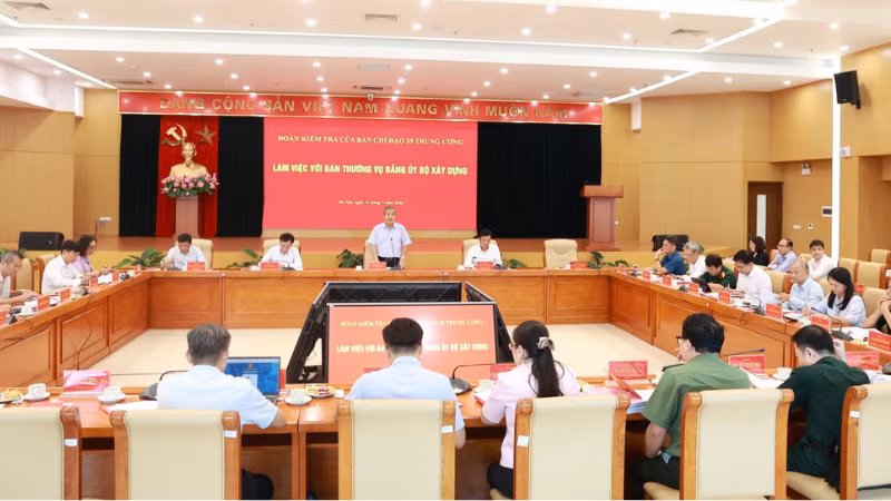 Toàn cảnh buổi làm việc của Đoàn kiểm tra của Ban Chỉ đạo Trung ương về bảo vệ nền tảng tư tưởng của Đảng, đấu tranh phản bác các quan điểm sai trái, thù địch (Ban Chỉ đạo 35) do đồng chí Ngô Đông Hải, Ủy viên Trung ương Đảng, Phó Trưởng ban Tuyên giáo và Dân vận Trung ương làm Trưởng đoàn với Ban Thường vụ Đảng ủy Bộ Xây dựng. (Ảnh: Cổng thông tin Bộ Xây dựng)