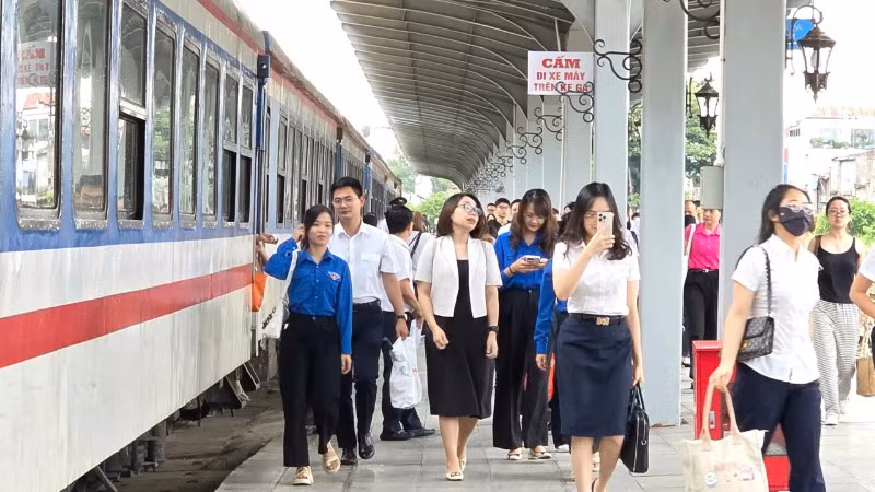 Tàu chuyên dụng đưa đón y, bác sĩ giữa Hà Nội và Ninh Bình vận hành từ 26/6.