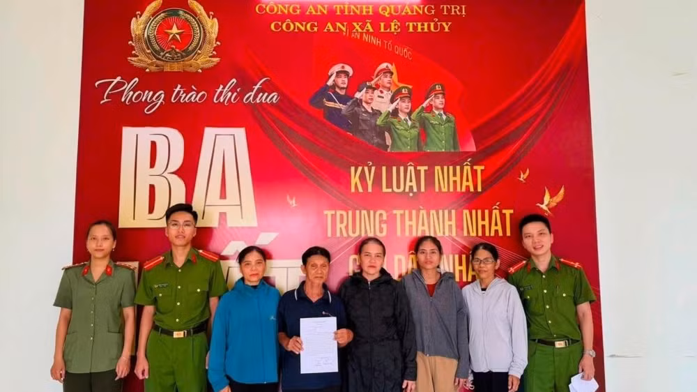 Công an xã Lệ Thủy hỗ trợ tìm kiếm người thất lạc 21 năm (người cầm giấy) trở về đoàn tụ. (Ảnh: Công an Lệ Thủy)