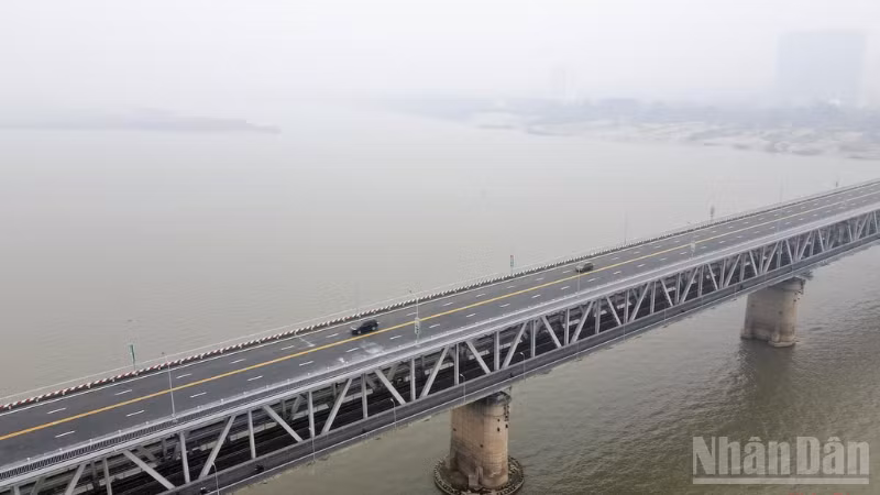 Cầu Thăng Long cấm toàn bộ ô-tô có tải trọng từ 2 tấn trở lên. (Ảnh: Báo Nhân Dân)