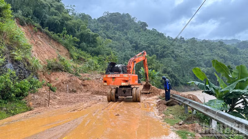 Công nhân đường bộ khắc phục hậu quả sạt lở ta-luy do bão số 10.