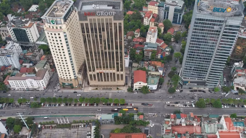 Đường Trần Quang Khải , phường Hoàn Kiếm (Hà Nội) nối cầu Chương Dương tới dốc Bác Cổ.