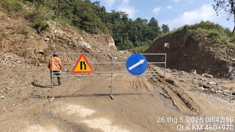 Nhiều điểm sạt lở tới 2/3 mặt đường trên tuyến Quốc lộ 6.