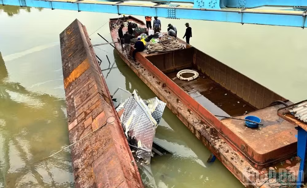 Sà-lan bị lật, mắc kẹt đã nổi trên mặt nước, được lai dắt ra khỏi gầm cầu. (Ảnh: Báo Nhân Dân)