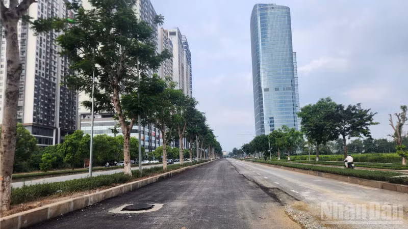 Nhà thầu thi công trải lại thảm nhựa trả lại mặt bằng giao thông trên đường Hoàng Minh Thảo.