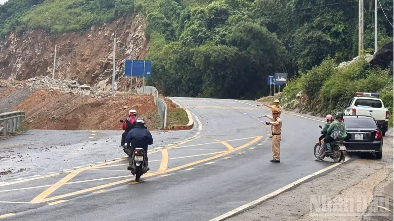 Cảnh sát giao thông phân luồng tại khu vực sạt lở trên Quốc lộ 6.