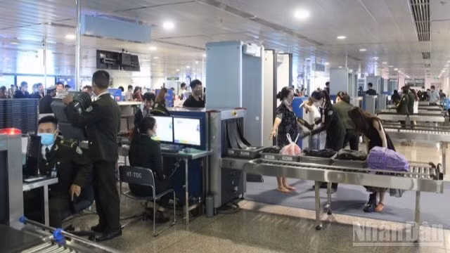 Khâu kiểm tra an ninh bắt buộc với khách đi máy bay.