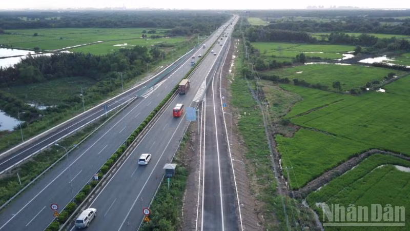 Tuyến cao tốc Thành phố Hồ Chí Minh-Long Thành hiện hữu đang là tuyến đường 4 làn xe chạy. Vào những đợt cao điểm trước ngày nghỉ hay dịp lễ tuyến thường xuyên xảy ra ùn tắc.