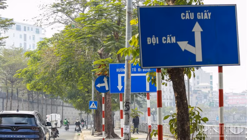 Biển báo và biển chỉ dẫn dọc sông Tô Lịch bố trí sát tầm mắt và cây che khuất khó quan sát cho người tham gia giao thông đã được điều chỉnh sau phản ánh của báo chí.