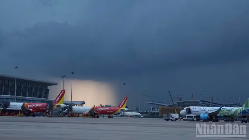 Thời tiết cực đoan trưa 19/9 tại Cảng hàng không quốc tế Nội, nhiều chuyến bay phải hoãn, hủy lịch trình.