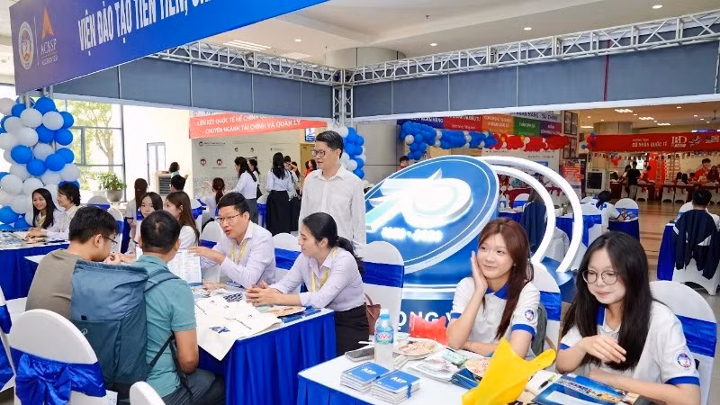 Học sinh và phụ huynh tìm hiểu thông tin tuyển sinh tại Ngày hội tư vấn tuyển sinh-hướng nghiệp (Ảnh: TUẤN ANH)