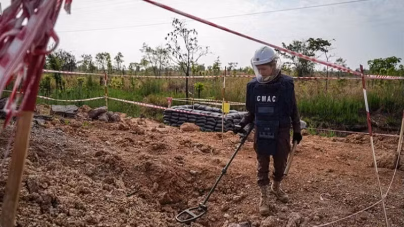 Một kỹ thuật viên của CMAC đang rà phá bom mìn tại tỉnh Preah Vihear. (Ảnh: Khmer Times)