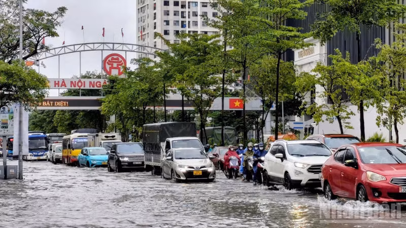 Đường bộ là lĩnh vực chịu nhiều ảnh hưởng nhất trong ngành giao thông vận tải do tác động của cơn bão số 10 vừa qua.