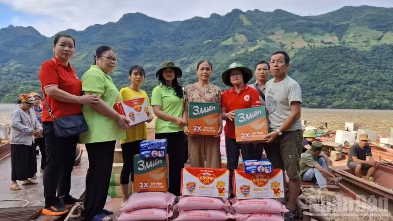 Trao tặng nhu yếu phẩm thiết yếu cho người dân vùng lũ.