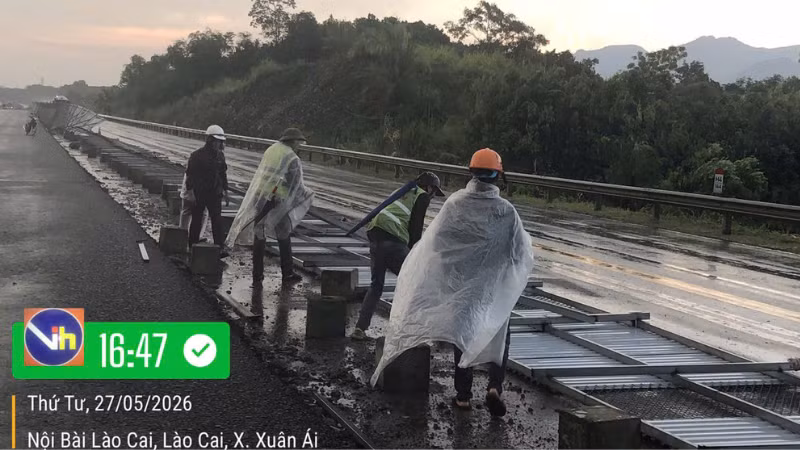 Mưa lớn kèm gió giật mạnh khiến một số rào chắn tại khu vực thi công trên cao tốc Nội Bài-Lào Cai bị cuốn ra mặt đường. (Ảnh: Cục Đường bộ Việt Nam)