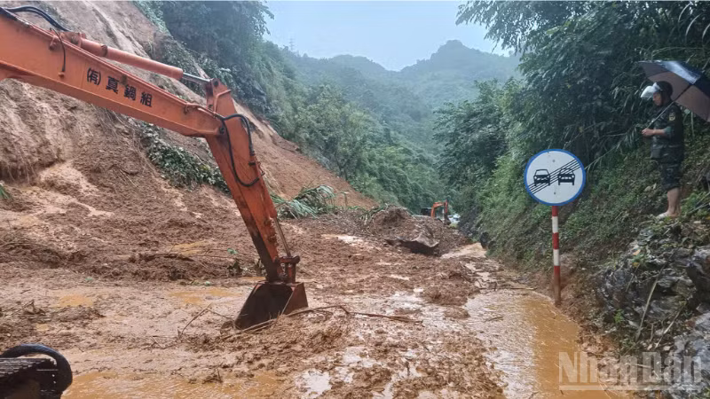 Ảnh minh họa: Khu Quản lý đường bộ II (Cục Đường bộ Việt Nam) khắc phục hậu quả mưa lớn cuối tháng 10/2025.