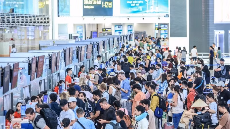 Cục Hàng không Việt Nam yêu cầu các hãng hàng không Việt Nam, Cục yêu cầu nâng cao trách nhiệm trong tiếp nhận và giải quyết phản ánh, kiến nghị, khiếu nại của hành khách. Ảnh minh họa: sân bay tấp nập khách dịp cao điểm hè.
