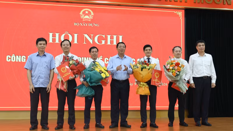 Bộ trưởng Trần Hồng Minh, Thứ trưởng Lê Anh Tuấn, Thứ trưởng Phạm Minh Hà tặng hoa chúc mừng cán bộ được bổ nhiệm. (Ảnh: Cổng thông tin Bộ Xây dựng)