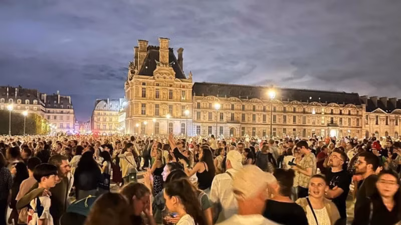 Hàng chục nghìn người tới tập trung tại vườn hoa Tuileries và bảo tàng Louvre để chứng kiến Ngọn lửa Olympic. (Ảnh: TTXVN)