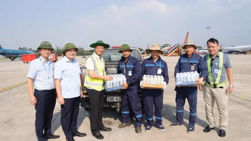 Cục trưởng Hàng không Việt Nam Uông Việt Dũng thăm, động viên cán bộ, công nhân viên tại sân bay Nội Bài trong đợt nắng nóng bất thường đầu tháng 6/2026.