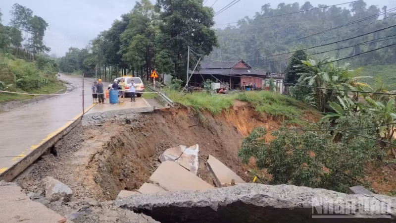 Hậu quả của cơn bão số 12 và hoàn lưu gây mưa lũ lớn những ngày qua tại khu vực Trung Bộ vẫn đang khiến ngành đường bộ căng mình khắc phục hậu quả.