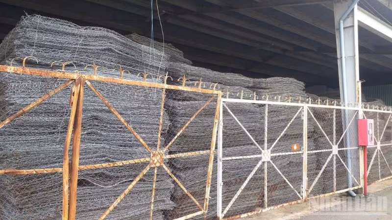 Sau 2 ngày chỉ đạo của cục Đường bộ việt Nam, số rọ thép tại khu dự phòng đã được vận chuyển tới khu vực Trung Bộ để khắc phục hư hại hạ tầng giao thông do mưa lũ lớn những ngày qua.