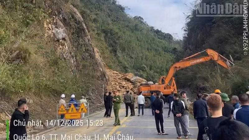 Hiện trường vụ sạt lở trên Quốc lộ 6 thuộc địa bàn tỉnh Phú Thọ.