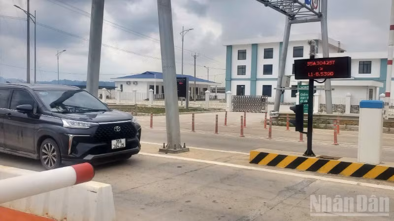 Việc thu phí tự động không dừng có ứng dụng công nghệ quản lý của AI giảm rõ rệt số nhân công túc trực tại các trạm thu phí.
