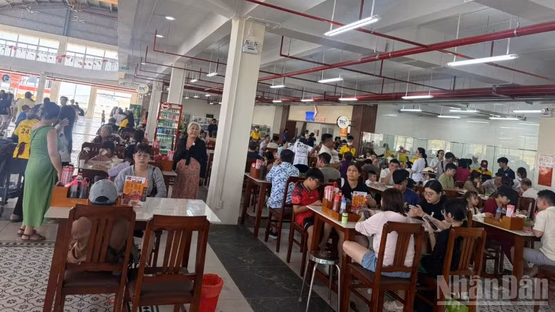 Trạm dừng nghỉ trên cao tốc Vĩnh Hảo-Phan Thiết đón lượng khách và phương tiện dừng xe nghỉ ngơi, tiếp nhiên liệu ngày 30/4,