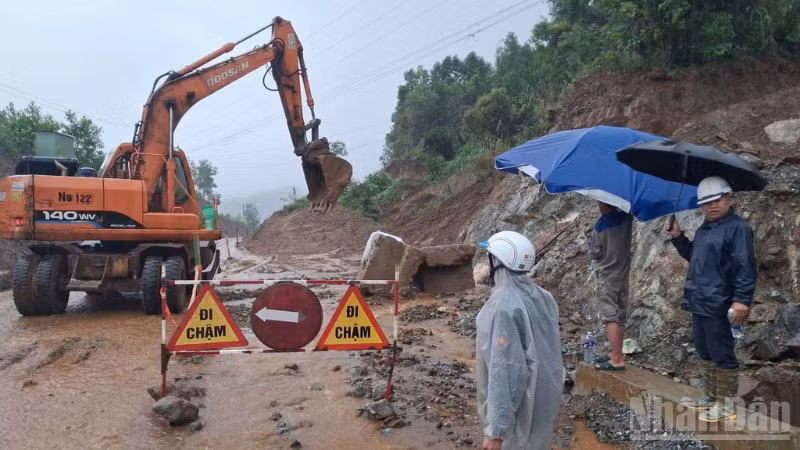 Nhà thầu hót dọn sạt trượt ta-luy, bảo đảm giao thông tại Km66+400.