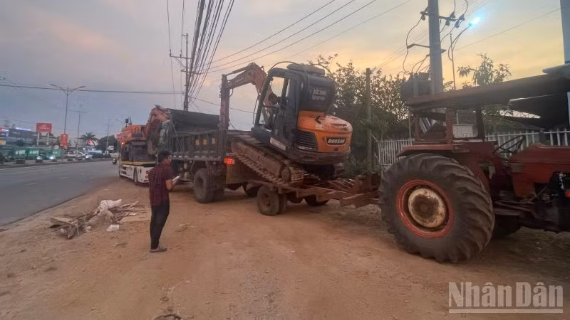 Ủy ban nhân dân thành phố quy định từ ngày 30/4/2026, các phương tiện tải trọng lớn như xe xi-téc, xe trộn bê-tông, xe cần cẩu… chỉ được phép hoạt động từ 21 giờ đến 6 giờ sáng hôm sau trong nội đô.